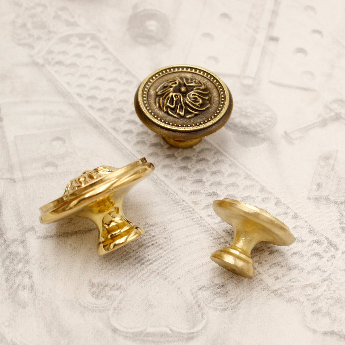 06.3638 BRASS KNOB