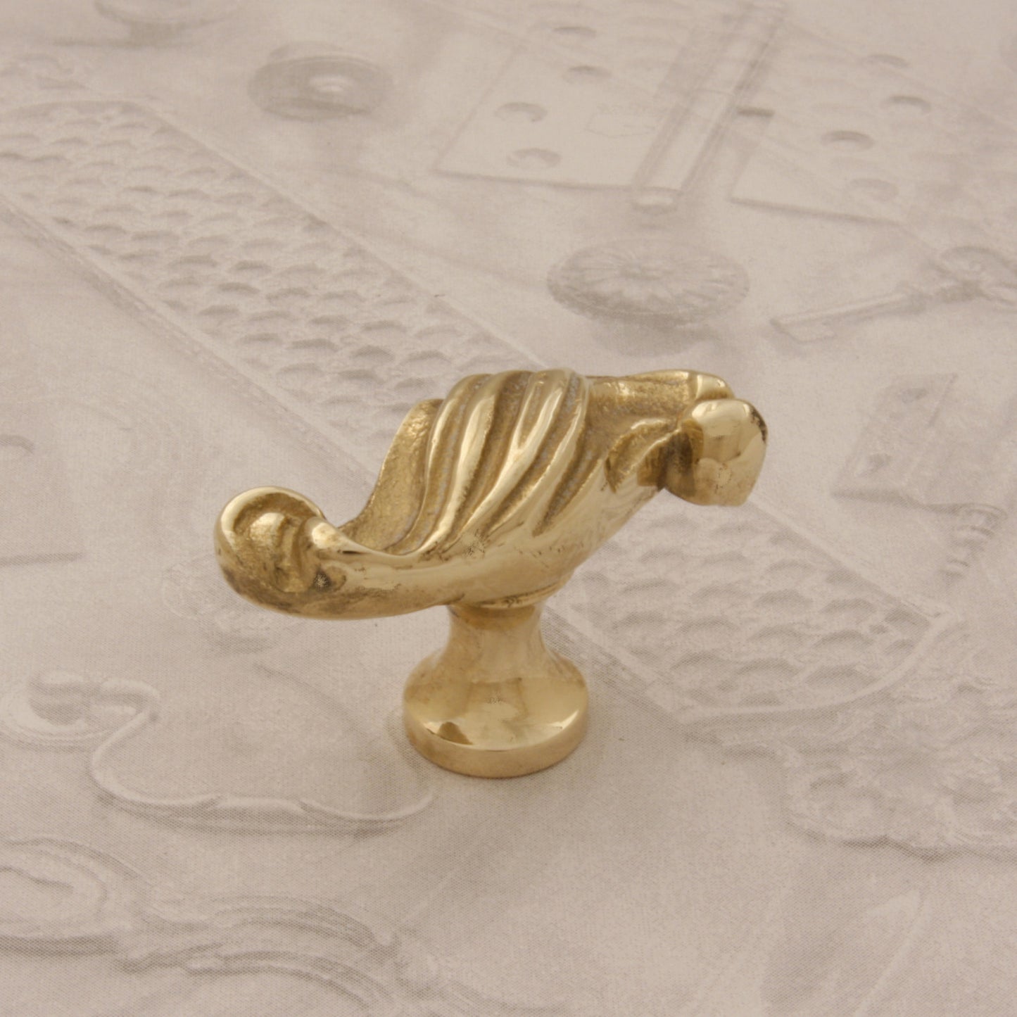 06.445.2 LOUIS XV BRASS KNOB