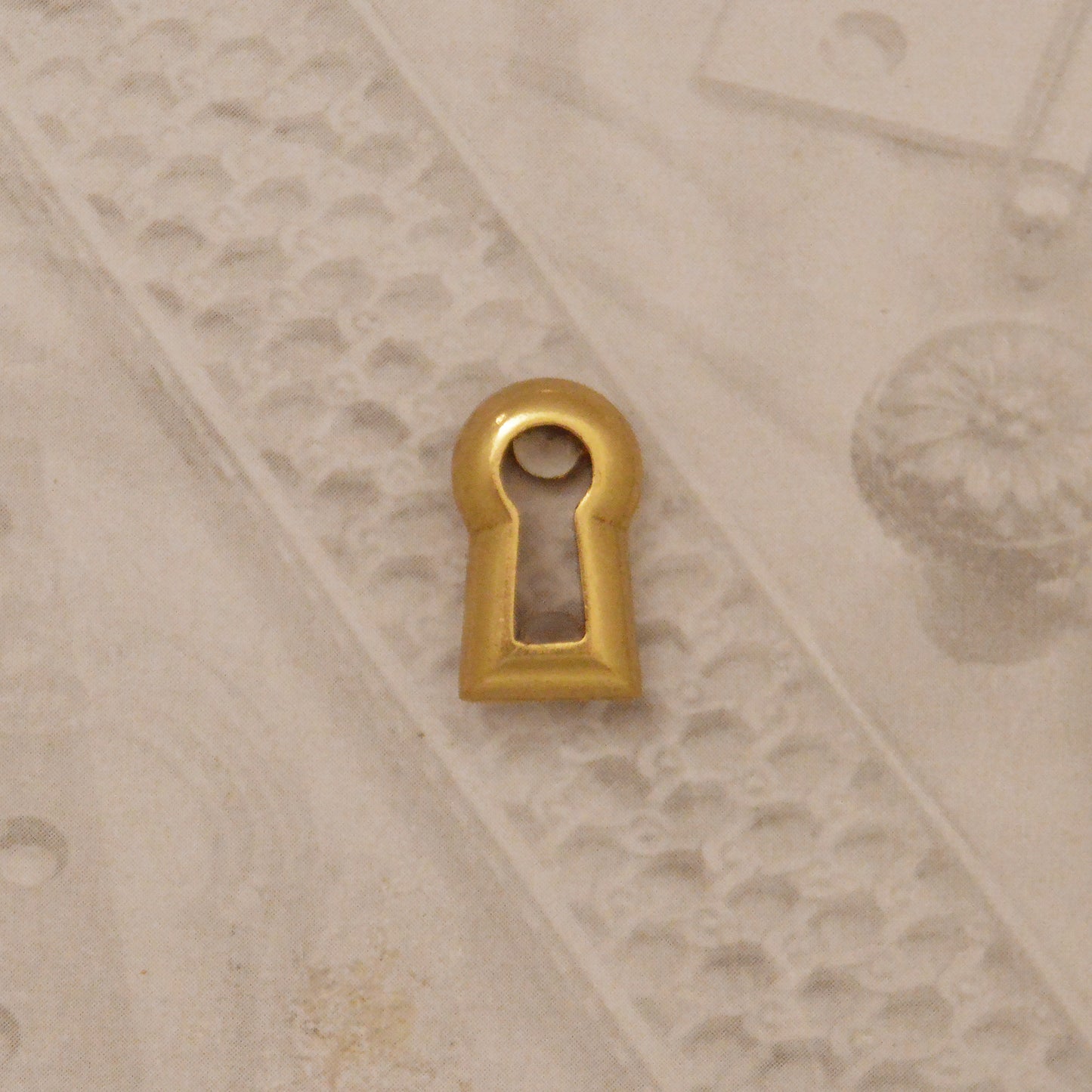 09.16.202 BRASS KEYHOLE