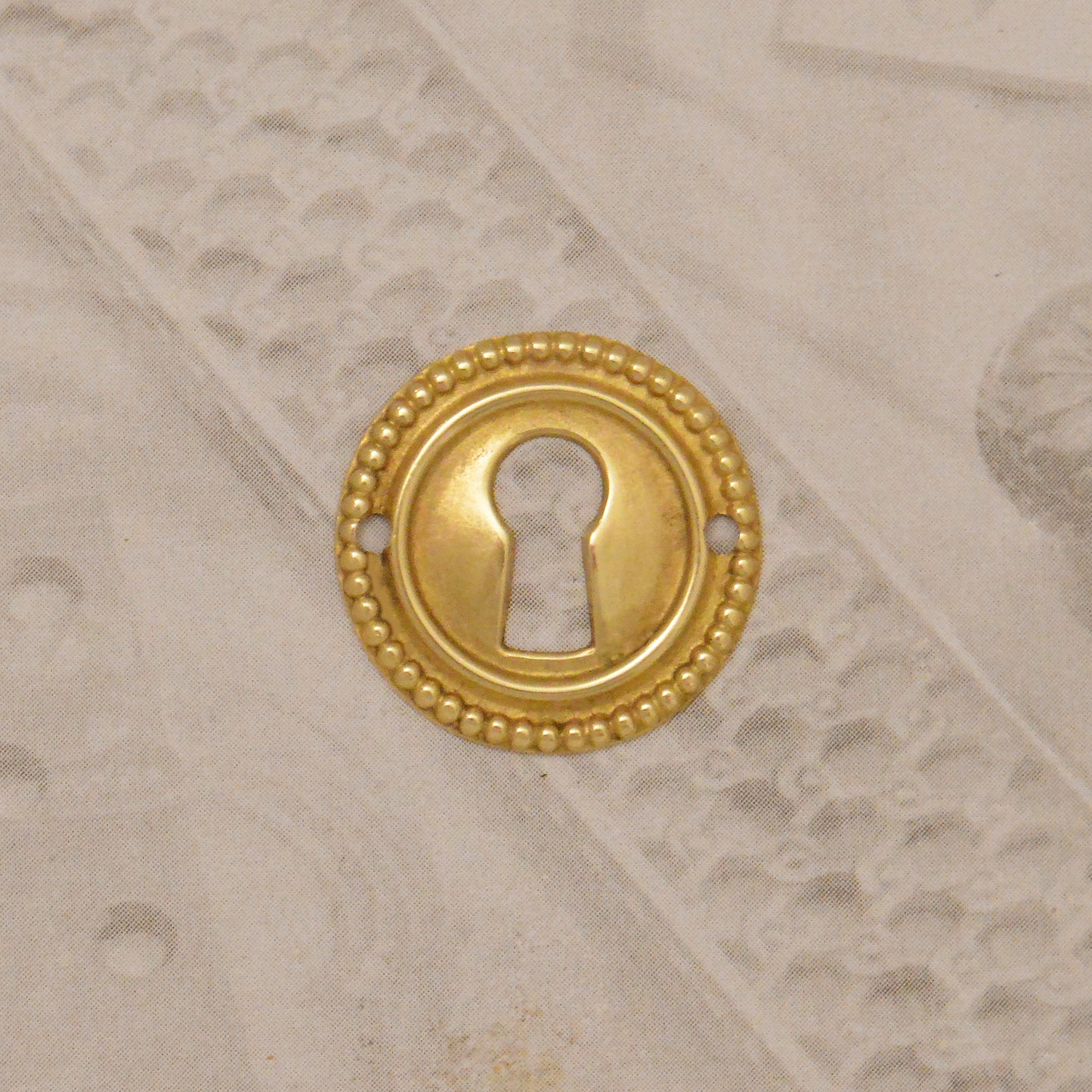 09.307.2 ROUND BEADED BRASS KEYHOLE